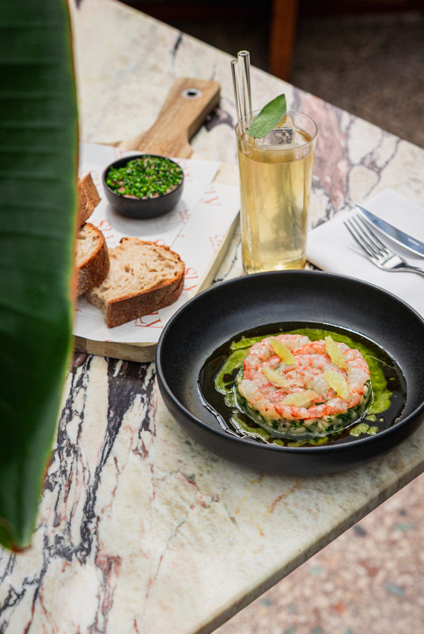 Garnele mit Brot und einem Cocktail