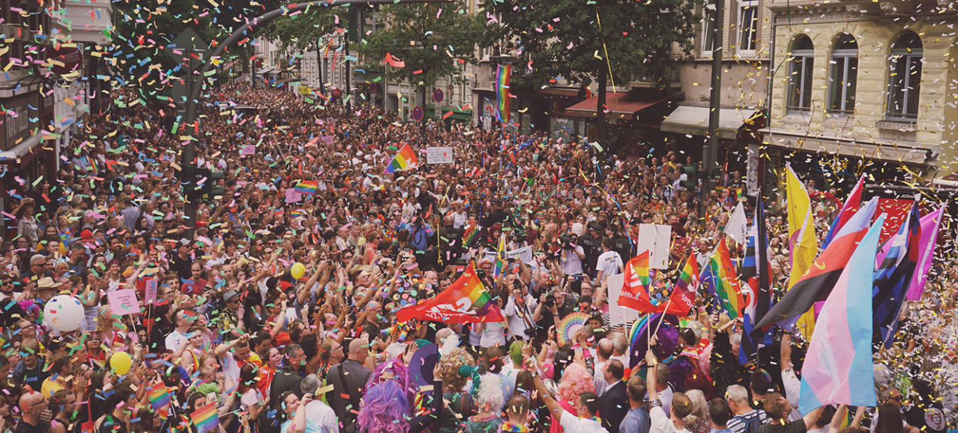 Feiernde Menschen beim CSD