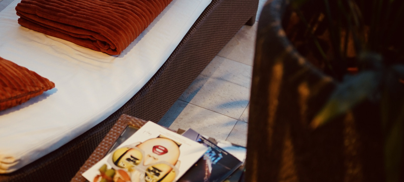 Eine große grüne Pflanze in einem dekorativen Topf, die sich durch üppige Blätter und lebhaftes Laub auszeichnet.