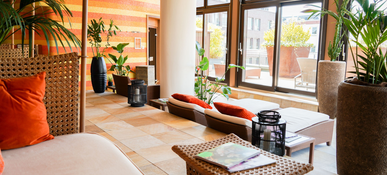 Ruhebereich east Hotel mit Relaxliegen, Pflanzen und Kissen