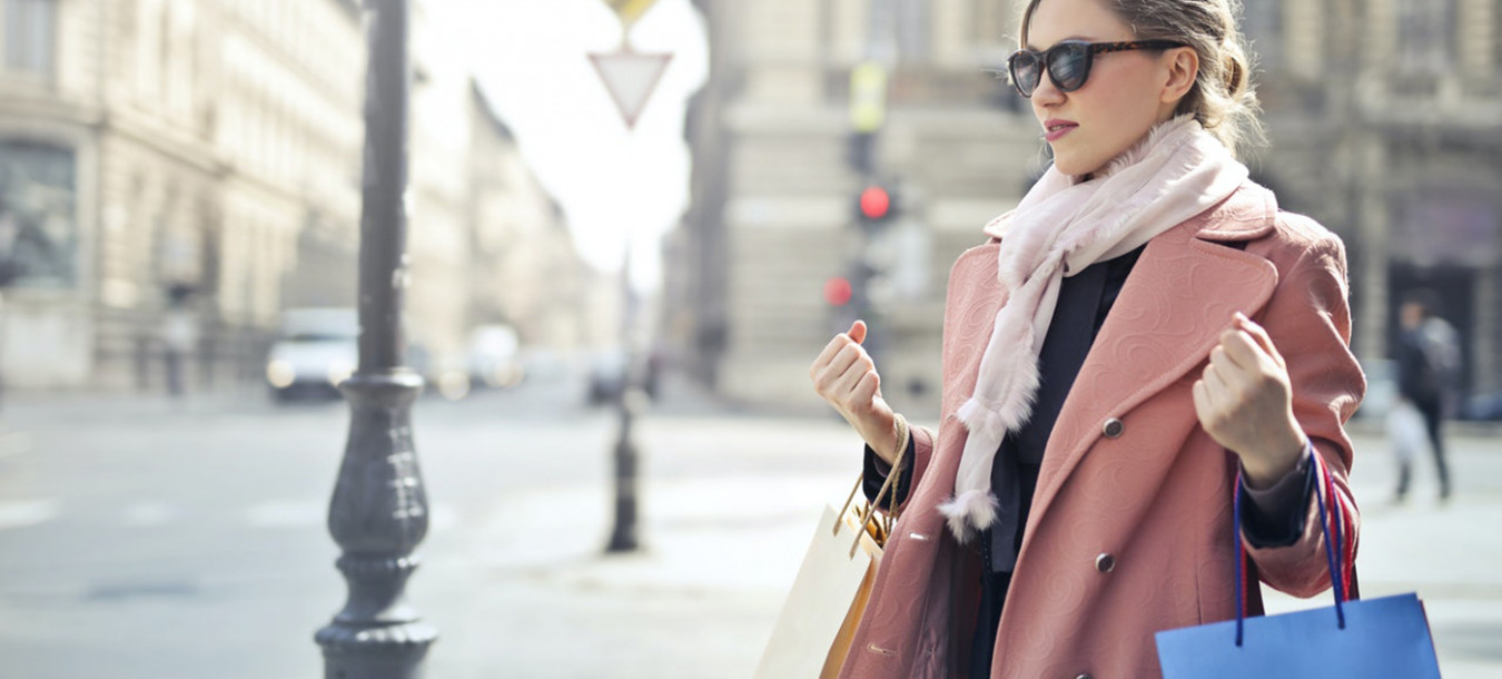 Junge Frau mit Shoppingtüten