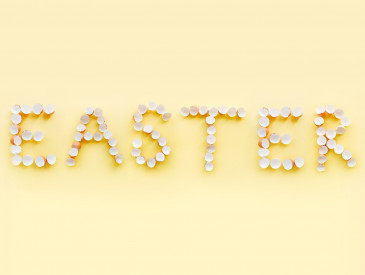 Easter Schriftzug aus Eierschalen